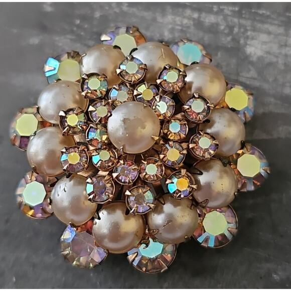 Vintage 1950s 60s Aurora Borealis Rhinestone Brooch Domed Cluster Pin Faux Pearl - Picture 1 of 7